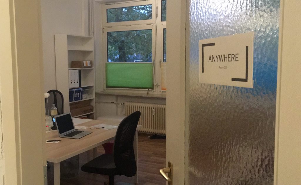 eine Bürotür mit einem Schild, auf dem „Anywhere“ steht