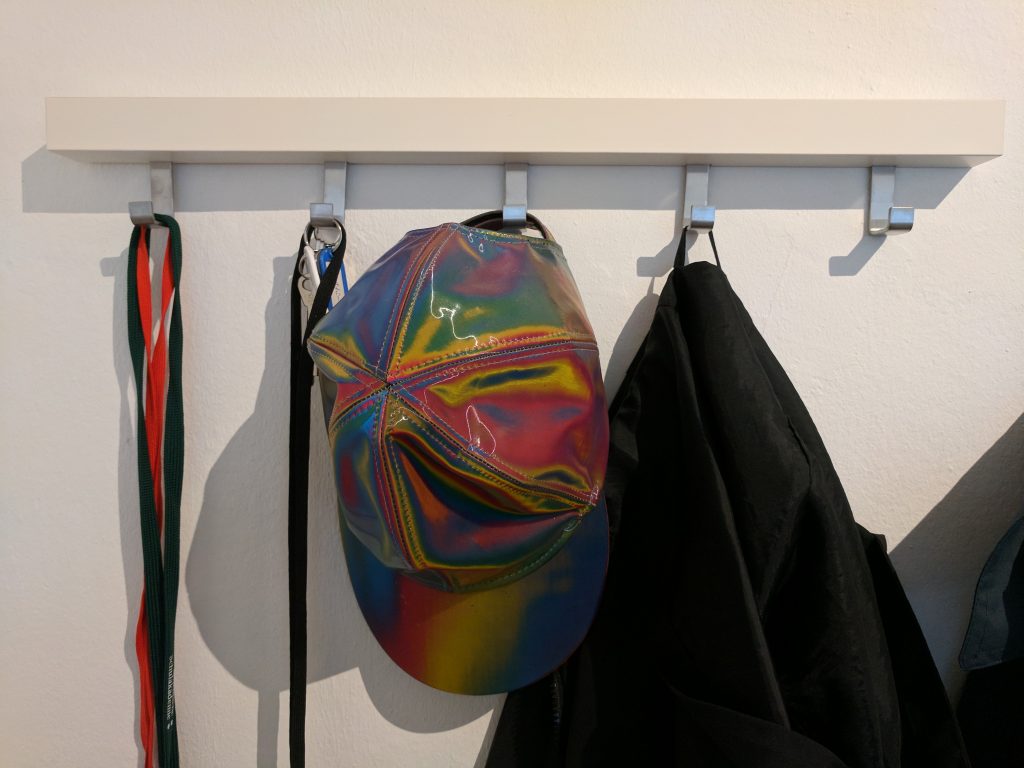 Der Hut eines Zeitreisenden an der Garderobe